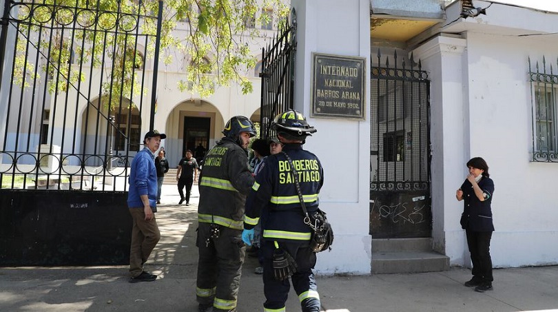 Entre los detenidos por intentar quemar el INBA hay un niño de 13 años y un pailón de 18 con antecedentes por robo que va en primero medio